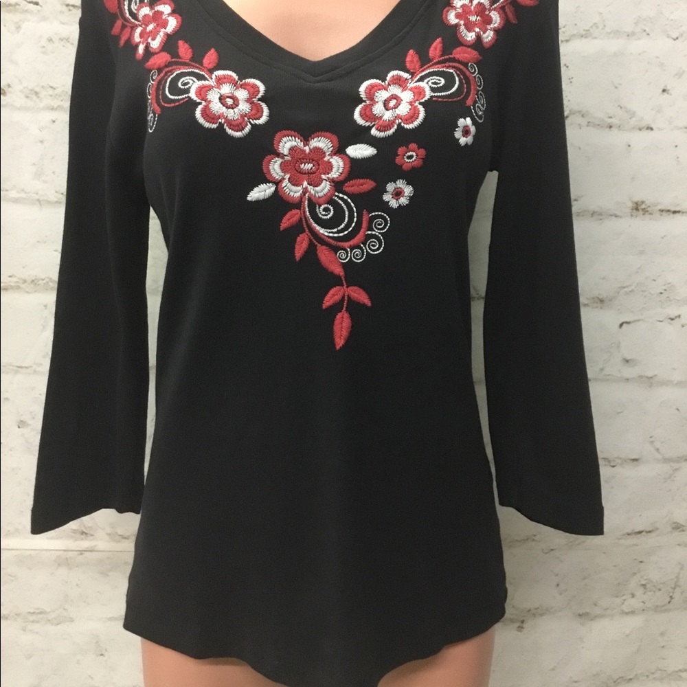 Embroidered blouse. - Picture 5 of 9